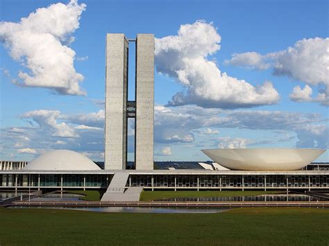  「Architecture in Brazil」: 熱情あふれる都市の建築と、歴史が織りなす風景