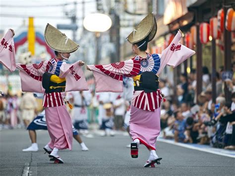 シャンゼリゼ大通り、なぜかそこにはパリの空気と日本の伝統が混ざり合う